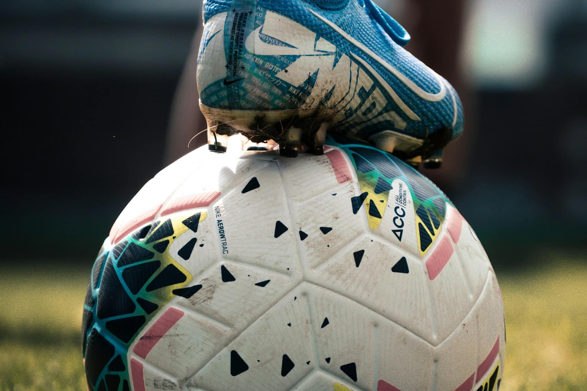 Ballon et crampon de football lors d'un entraînement de gardien de but dans le Chablais